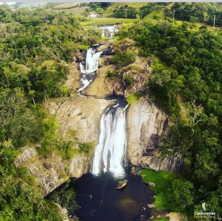 Cachoeira em meio à mata de Cunha