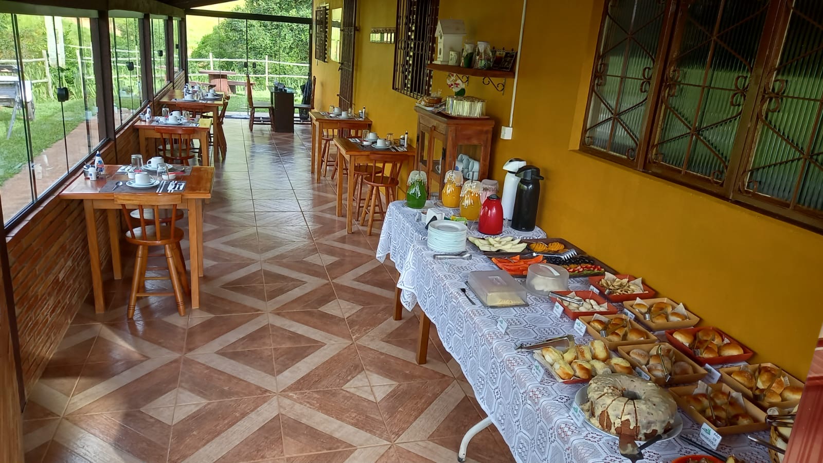 Café da manhã caseiro servido no salão da Pousada Estância das Cachoeiras