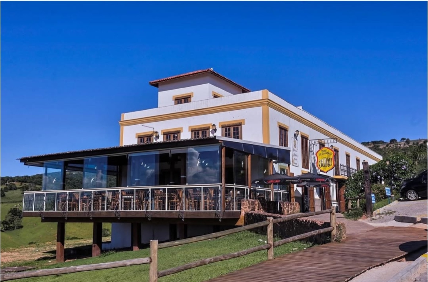 Cervejaria Caminho do Ouro, com deck e vista para a serra
