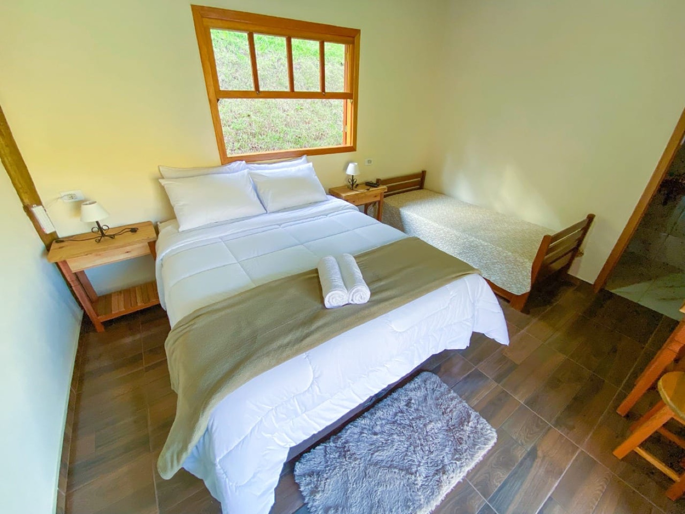 Quarto com cama de casal e de solteiro