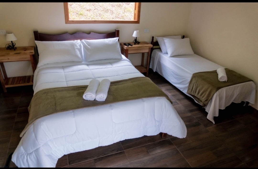 Cama de casal com cabeceira e cama de solteiro