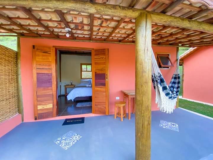 Interior do chalé com quarto e varanda