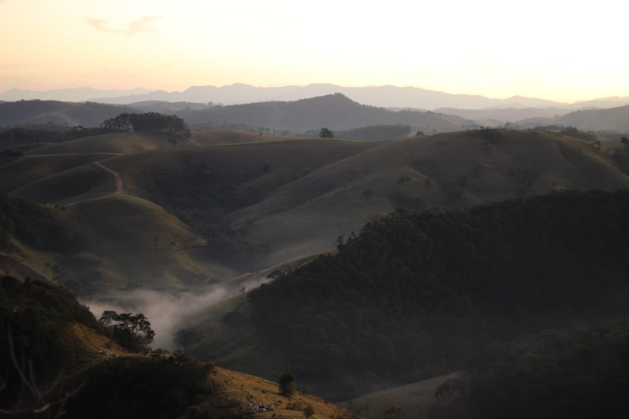 Vista da serra de Cunha com névoa ao amanhecer